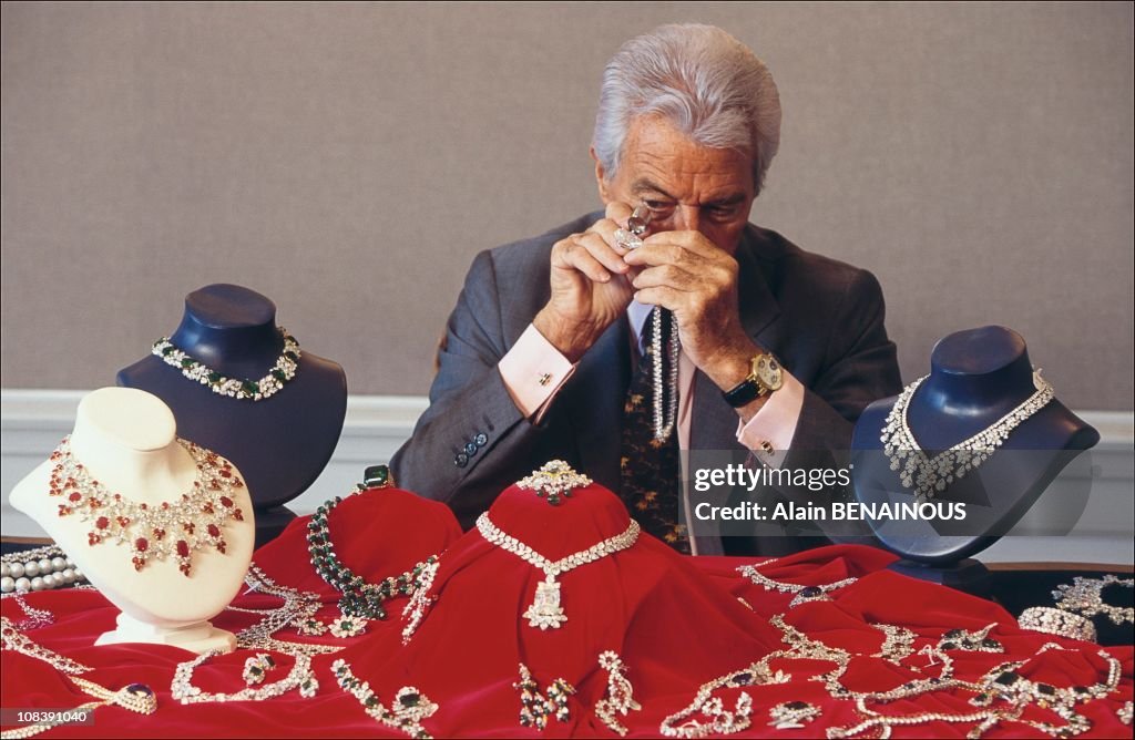 Geneve: Jewelries 'Harry Winston' Soon Exposed In Pekin In Geneva, Switzerland On May 06, 1996.