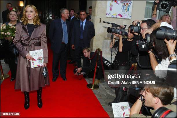 Madonna presents her book 'English Roses', a tale, at Gallimard Headquarter In Paris, France on September 15, 2003.