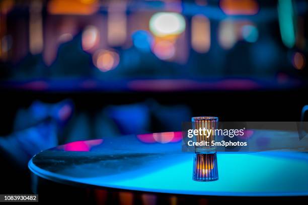 nightclub bar scene of abstract nightlife with candle and table at restaurant - rave party photos et images de collection