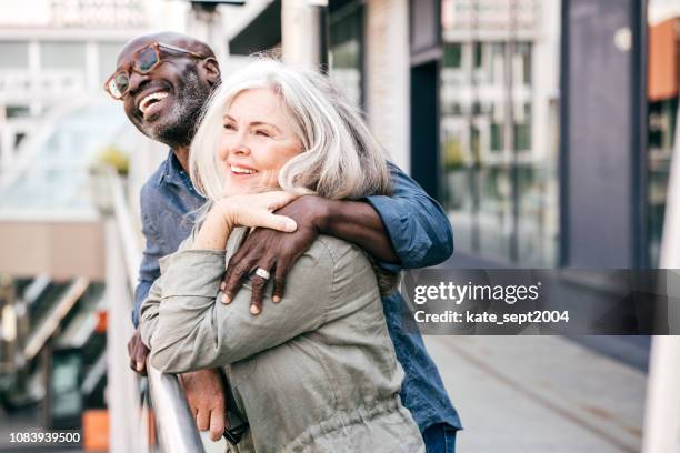 senior koppel op vakantie - mixed race person stockfoto's en -beelden