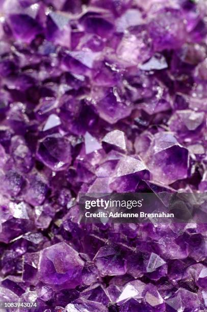 amethyst geode - geode stock-fotos und bilder