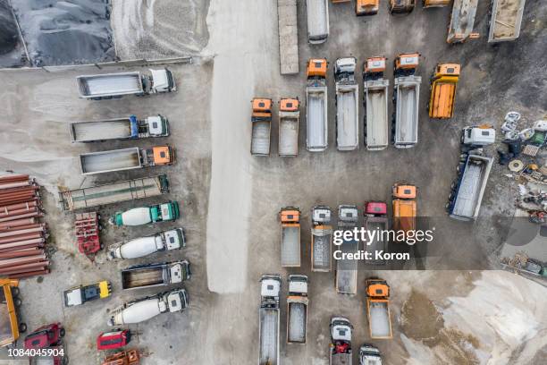 trucks etc are parked in a large parking lot - heavy demolition stock-fotos und bilder