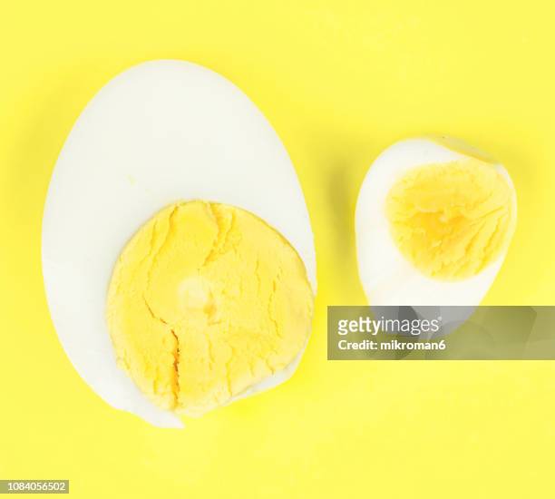 hard-boiled chicken egg and quail egg, (small and big) - hard boiled eggs stock-fotos und bilder