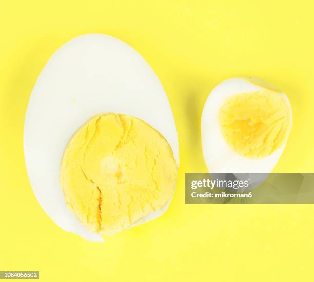 hard-boiled chicken egg and quail egg, (small and big) - huevo de codorniz fotografías e imágenes de stock