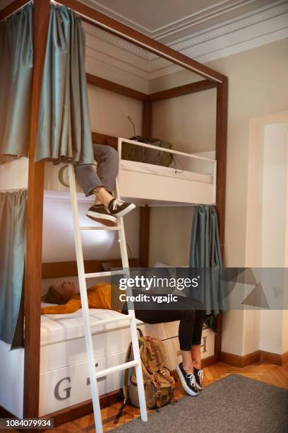 jonge reizigers in hostel - bunk bed stockfoto's en -beelden