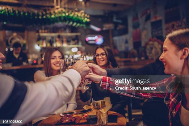 vrienden drinken bier in de kroeg - artisanal food and drink stockfoto's en -beelden