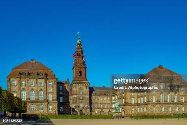 palacio de christiansborg - christiansborg palace fotografías e imágenes de stock