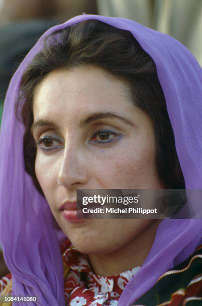 Multan - La présidente du Parti du Peuple Pakistanais Benazir Bhutto en campagne