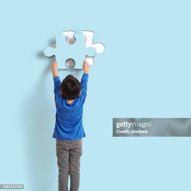 ja, es ist mir! - boy holding picture cut out stock-fotos und bilder