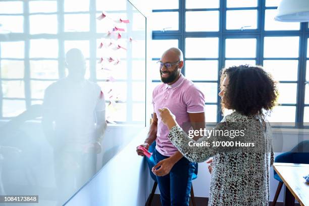 multi racial male and female coworkers brainstorming - business people and paper imagens e fotografias de stock