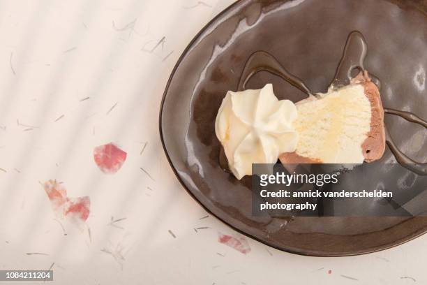 ice cream bûche with cream - bûche noel foto e immagini stock