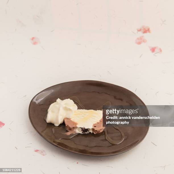 ice cream bûche with cream - bûche noel foto e immagini stock