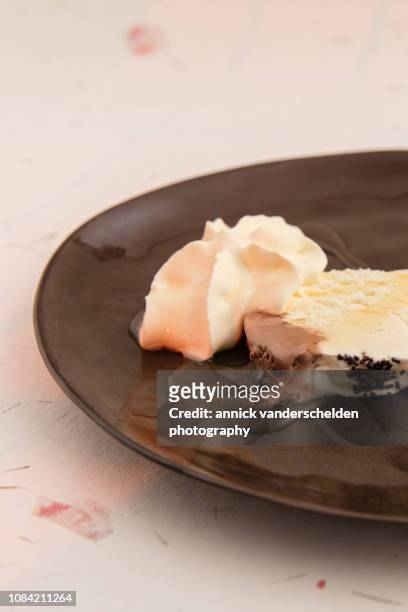 ice cream bûche with cream - bûche noel stockfoto's en -beelden