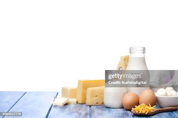 assortiment de produits laitiers tourné sur table rayée bleue contre table rayée bleue - dairy product stock photos et images de collection