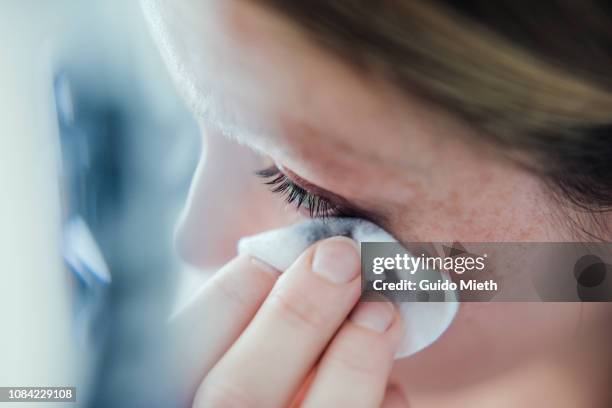 woman removing make up. - démaquillant photos et images de collection