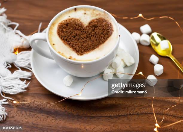 hot chocolate with marshmallows - soft drink stock-fotos und bilder