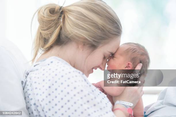 stirn zu berühren - newborn stock-fotos und bilder