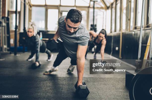 persoonlijke gewichtheffen in de sportschool - man stoer stockfoto's en -beelden