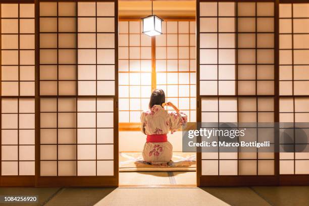 woman brushing hairs in a traditional ryokan - shoji fotografías e imágenes de stock
