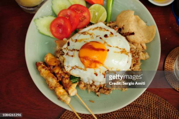 nasi goreng with chicken satay - gebakken rijst stockfoto's en -beelden