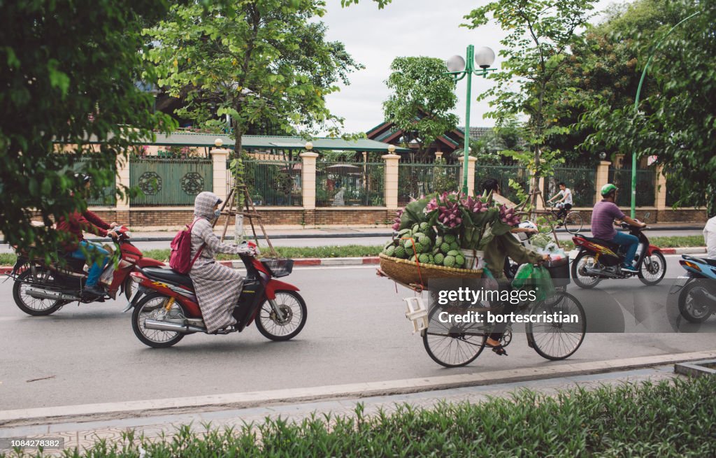 Personnes conduisant des scooters sur la route