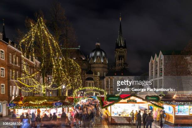 christmas market in aachen, germany - aachen photos et images de collection