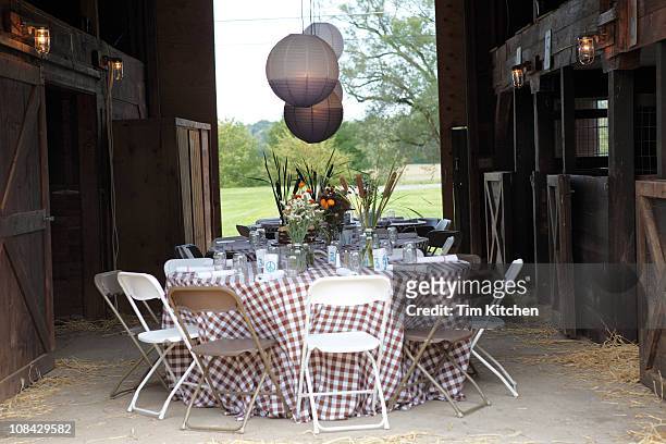 table setting in barn for country wedding - wedding table setting imagens e fotografias de stock