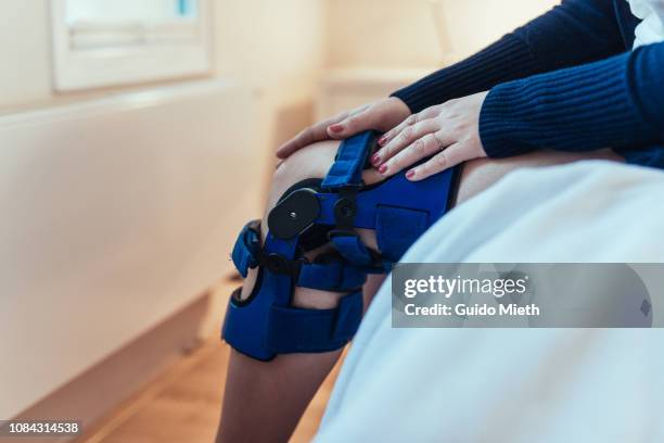 woman using a knee splint. - orthopaedic equipment imagens e fotografias de stock