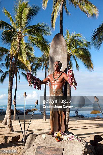 the statue of duke kohanamoku at waikii beach. - duke kahanamoku stock pictures, royalty-free photos & images