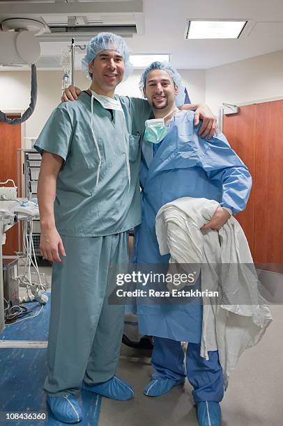 portrait of smiling nurses - operating gown fotografías e imágenes de stock