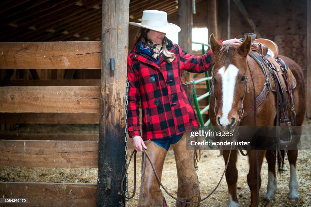 Frau und Pferd im Stall, Montana