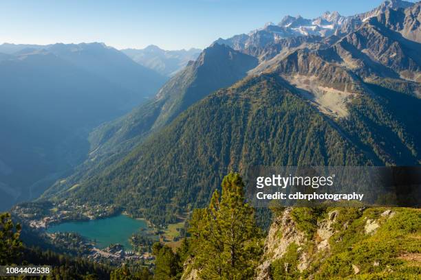 lago idílico de montaña en los alpes suizos - verbier fotografías e imágenes de stock