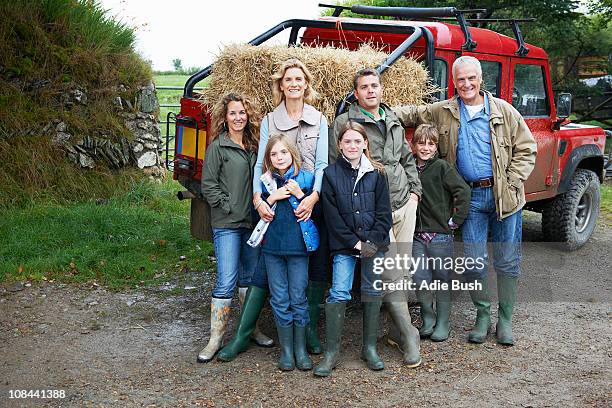 familie mit 4 x 4 landrover - farming family stock-fotos und bilder