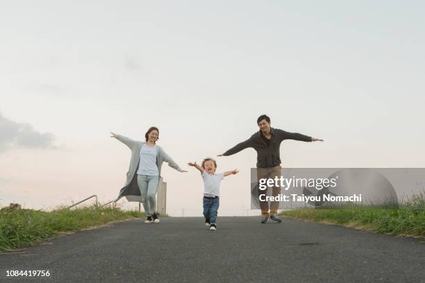 families playing with imitating an airplane - 家族　日本人　走る ストックフォトと画像