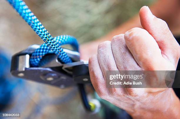 climbing - karabijnhaak stockfoto's en -beelden