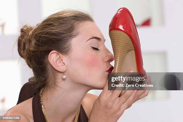 woman kissing her pumps - kiss shoes stockfoto's en -beelden