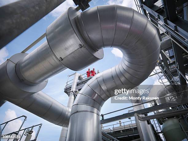 workers at underground gas storage plant - natural phenomena 個照片及圖片檔