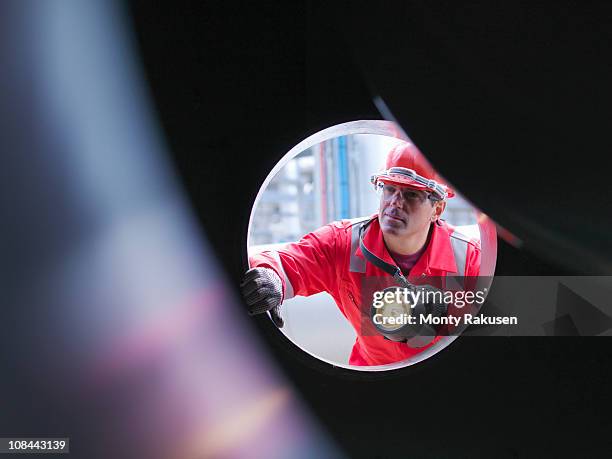 worker inspects gas storage plant - gas engineer stockfoto's en -beelden