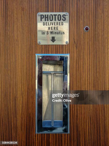 money back machine of photomaton, arles , france , 2018 august - change dispenser stock pictures, royalty-free photos & images