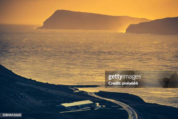 vues et paysages des îles féroé - téléobjectif photos et images de collection