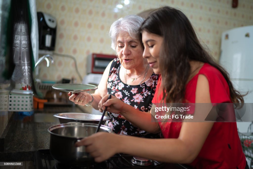 Avó, a neta de ensino como cozinheiro