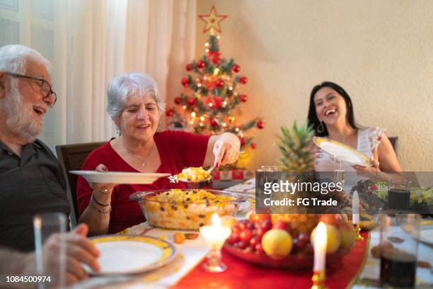 família, tendo o tempo de natal celebrando juntos jantar - natal brasil - fotografias e filmes do acervo