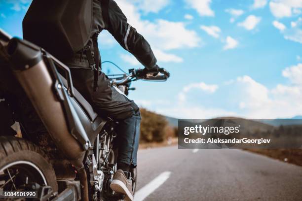 獨自在路上 - motorcycle rider 個照片及圖片檔
