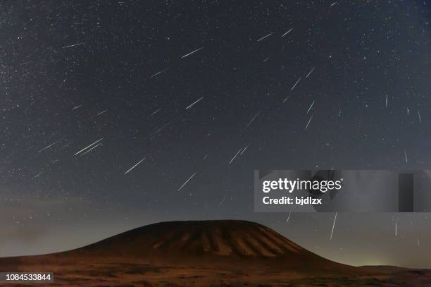 geminid meteorschauer 2018 über ulanhada vulkan, innere mongolei, china - meteor shower stock-fotos und bilder