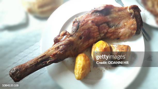 roast leg of lamb with potatoes - mutton gravy stock pictures, royalty-free photos & images