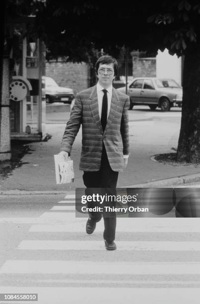 Le juge Lambert dans les rues d'Epinal avant la convocation de Christine Villemin, mère du petit Gregory assasiné en 1984