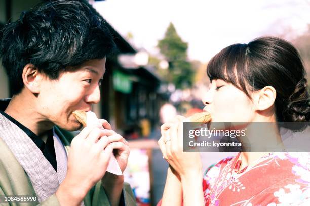 japanese couple wearing kimono - 初詣 stock pictures, royalty-free photos & images
