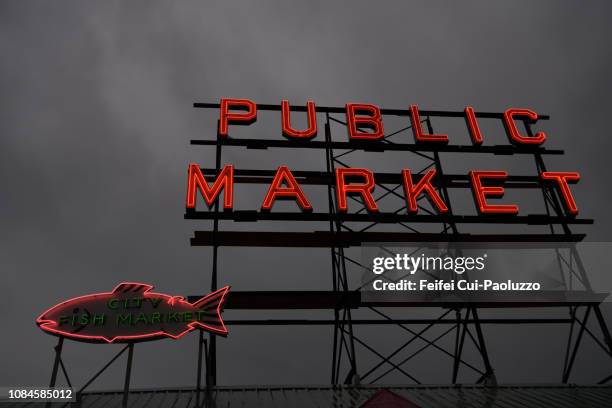 neon light of pike place fish market, seattle, usa - 2018 yankee logo stock pictures, royalty-free photos & images