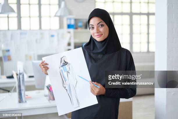 彼女のモデルを示す女性のファッション ・ デザイナー - arab woman fashion ストックフォトと画像