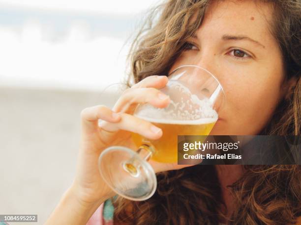pretty woman drinking beer - beer close up foto e immagini stock